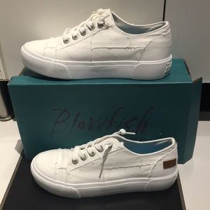 🤍Blowfish white canvas sneakers w/ thicker base🤍